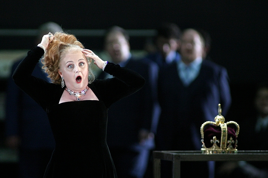 Elisabetta (Edita Gruberova) manages a hair raising situation